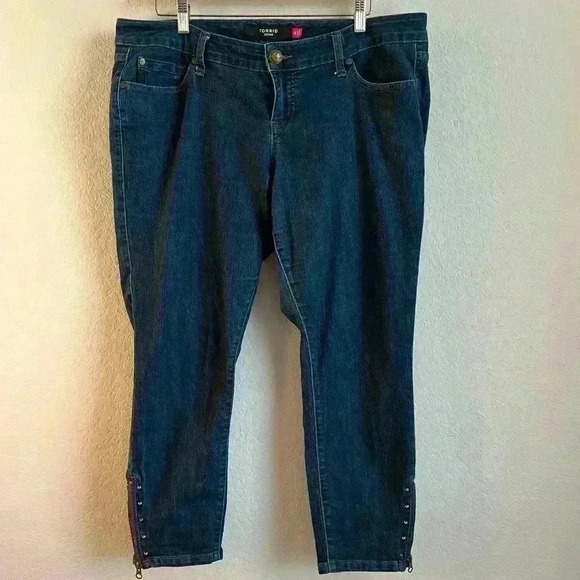 Torrid‎ Denim Women’s Jeans w/Leg Side Zippers and Stud Design Size 14 - Picture 1 of 9
